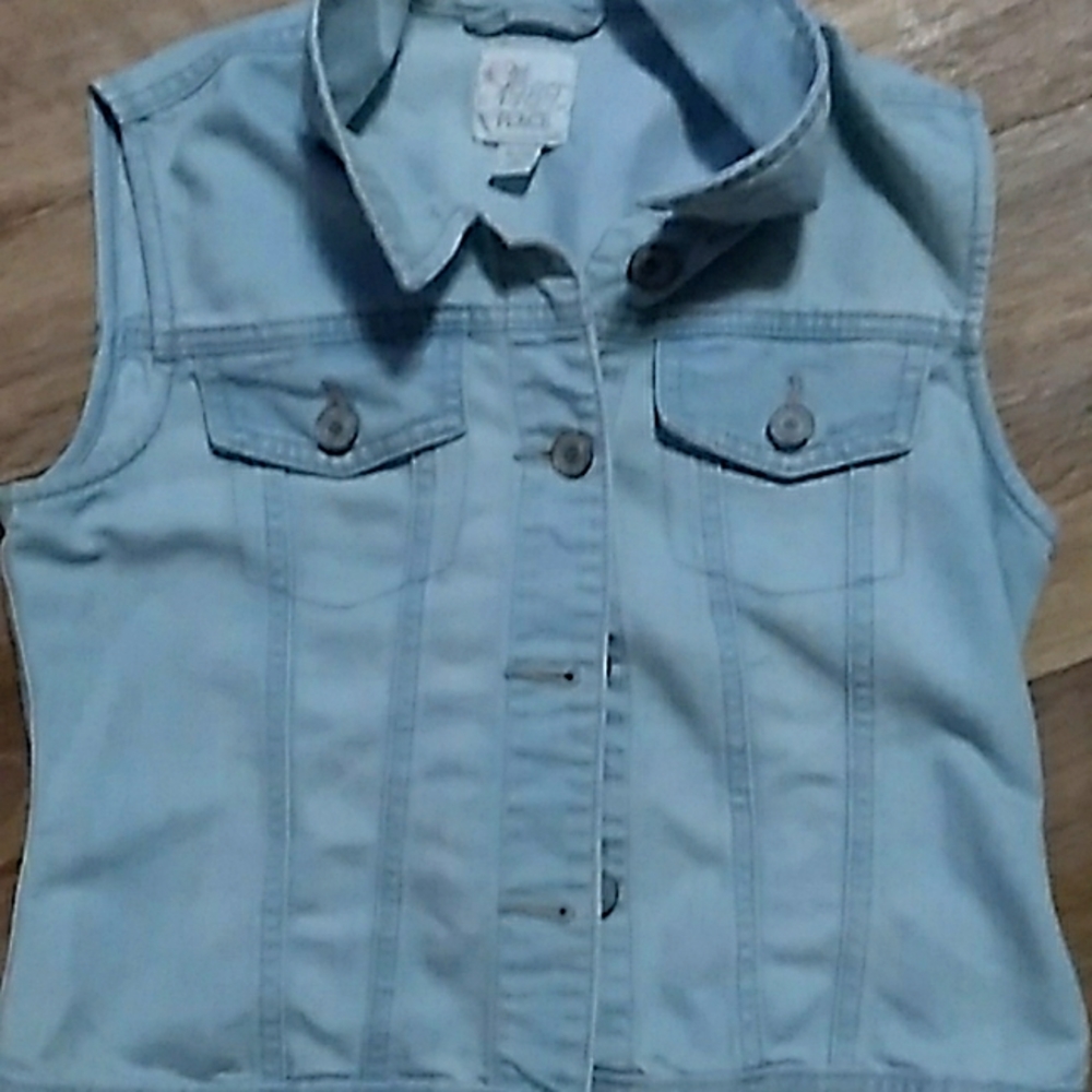 Sleeveless denim jacket